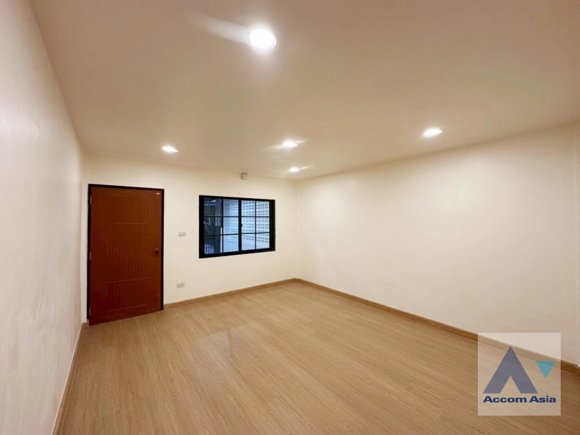 12  3 br House For Sale in Sukhumvit ,Bangkok BTS On Nut AA43868