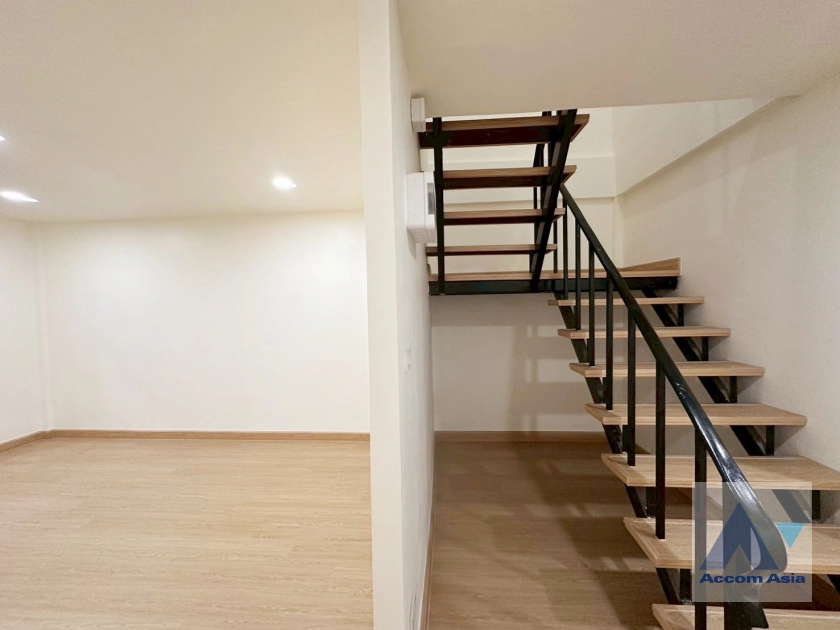 8  3 br House For Sale in Sukhumvit ,Bangkok BTS On Nut AA43868