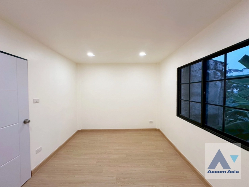 unit 3 Bedrooms  House For Sale in Sukhumvit, Bangkok  near BTS On Nut (AA43868)