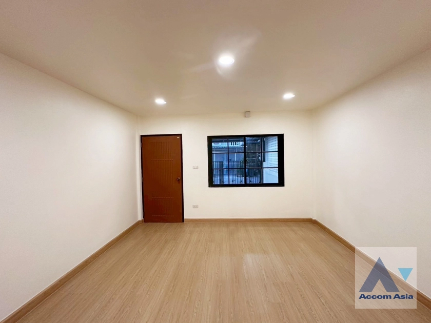 5  3 br House For Sale in Sukhumvit ,Bangkok BTS On Nut AA43868