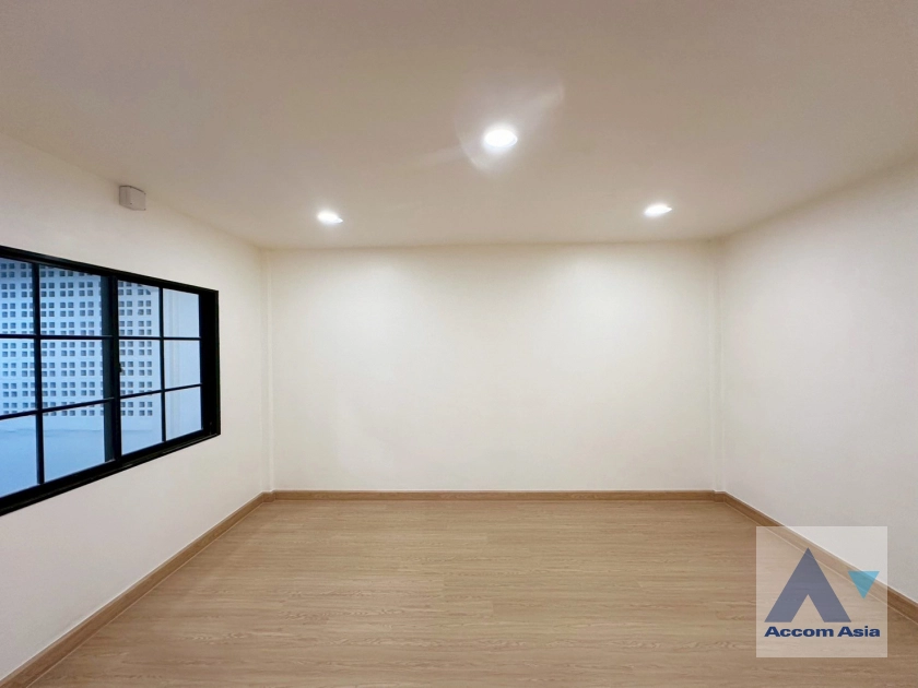 unit 3 Bedrooms  House For Sale in Sukhumvit, Bangkok  near BTS On Nut (AA43868)