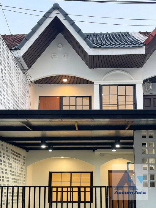 unit 3 Bedrooms  House For Sale in Sukhumvit, Bangkok  near BTS On Nut (AA43868)