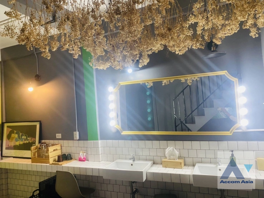 5  Building for rent and sale in New Phetchaburi ,Bangkok BTS Ratchathewi AA43870