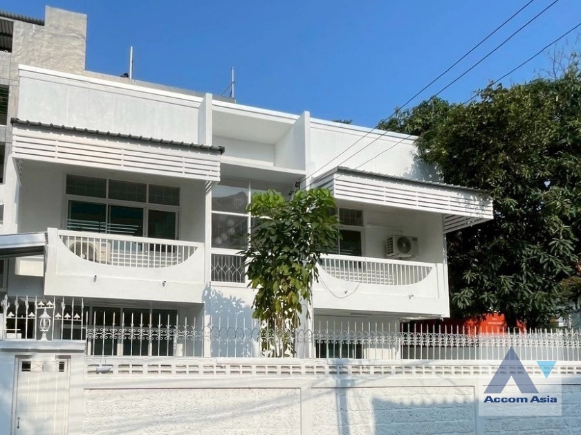 unit 4 Bedrooms  House For Rent & Sale in Sukhumvit, Bangkok  near BTS Phra khanong (AA43882)