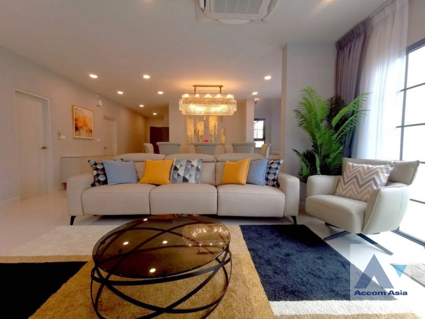 unit 4 Bedrooms  House For Rent in Samutprakan, Samutprakan  (AA43884)