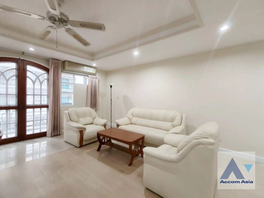  1  3 br Apartment For Rent in Sukhumvit ,Bangkok BTS Phrom Phong at Good maintained AA43886