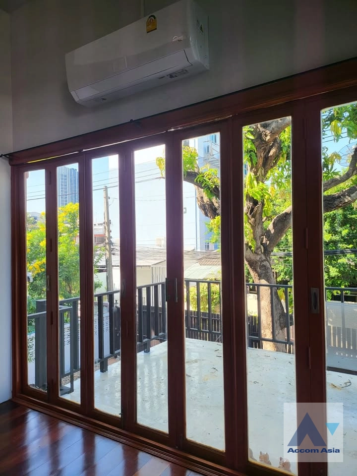 14  3 br House for rent and sale in Ratchadaphisek ,Bangkok MRT Sutthisan AA43926