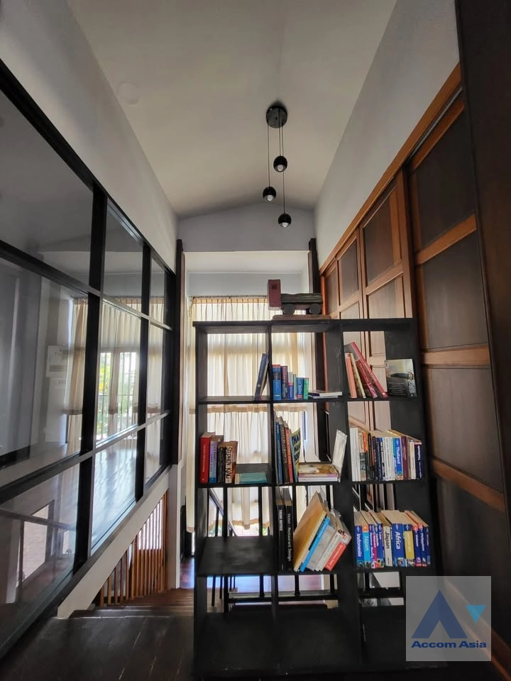 5  3 br House for rent and sale in Ratchadaphisek ,Bangkok MRT Sutthisan AA43926