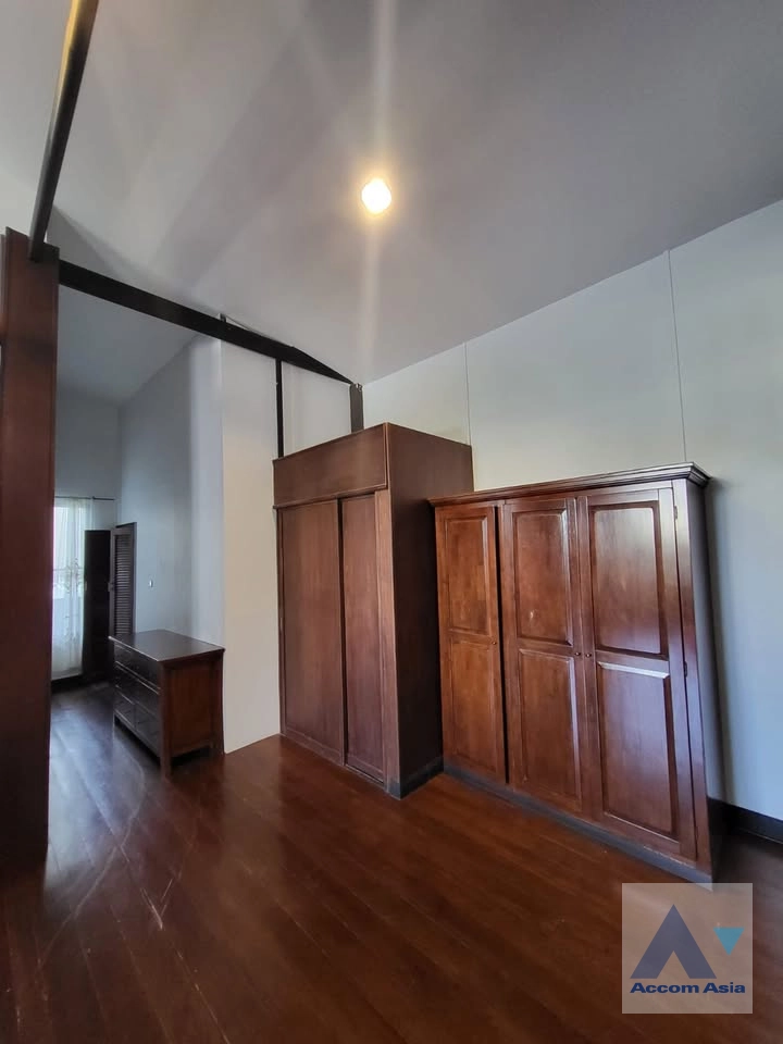 8  3 br House for rent and sale in Ratchadaphisek ,Bangkok MRT Sutthisan AA43926