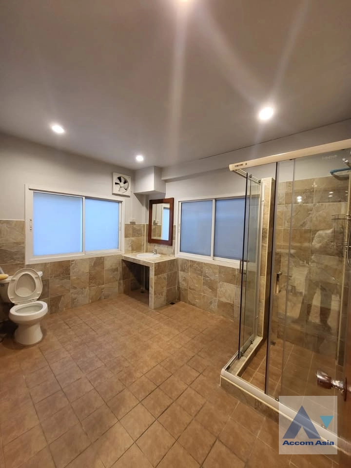 12  3 br House for rent and sale in Ratchadaphisek ,Bangkok MRT Sutthisan AA43926