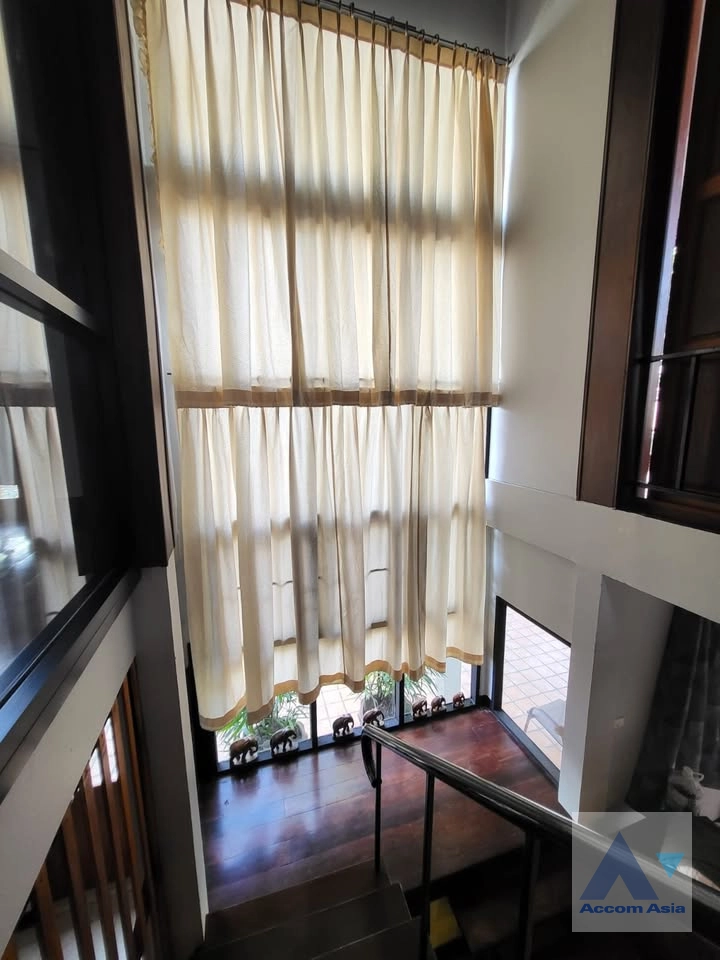 13  3 br House for rent and sale in Ratchadaphisek ,Bangkok MRT Sutthisan AA43926