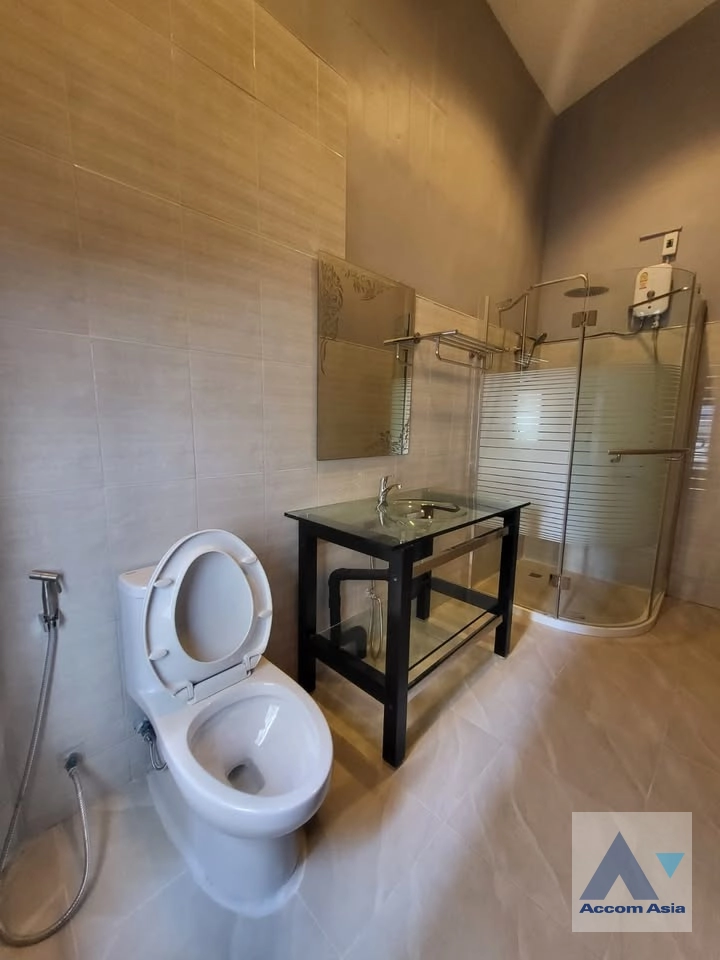 11  3 br House for rent and sale in Ratchadaphisek ,Bangkok MRT Sutthisan AA43926