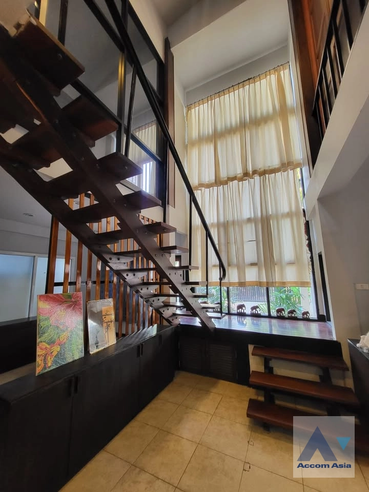  1  3 br House for rent and sale in Ratchadaphisek ,Bangkok MRT Sutthisan AA43926