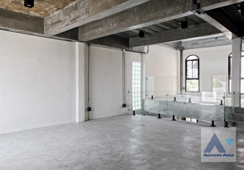 unit 3 Bedrooms  Townhouse For Sale in Ratchadaphisek, Bangkok  near MRT Lat Phrao (AA43935)