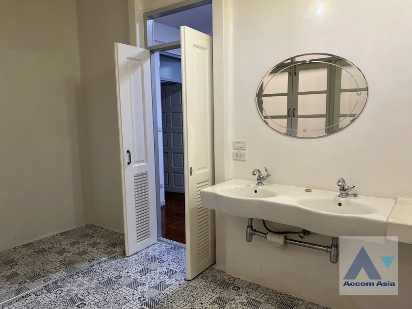 13  4 br Townhouse for rent and sale in Sathorn ,Bangkok BTS Sala Daeng AA43939