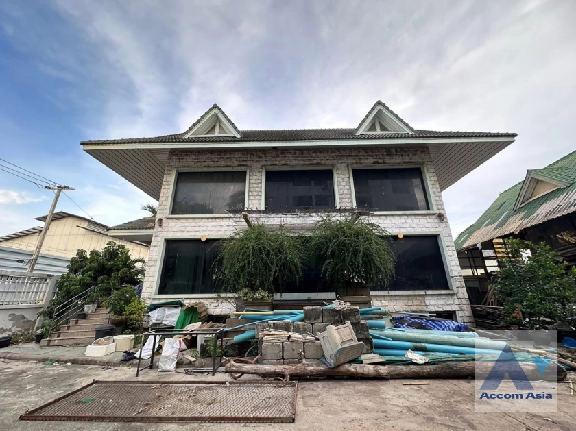 unit 5 Bedrooms  House For Sale in Sukhumvit, Bangkok  near BTS Udomsuk (AA43940)