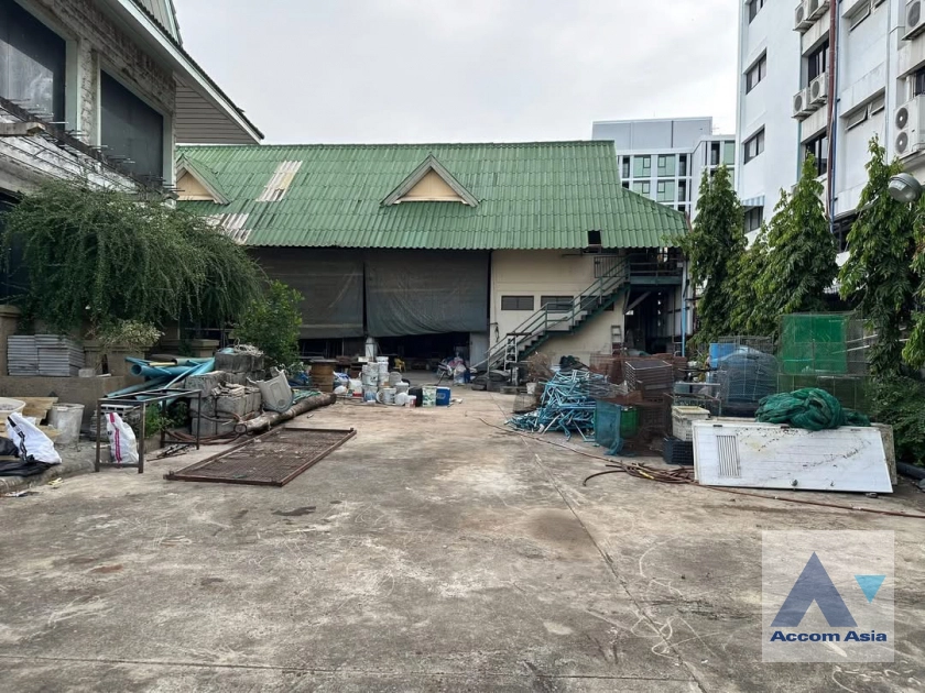 unit 5 Bedrooms  House For Sale in Sukhumvit, Bangkok  near BTS Udomsuk (AA43940)