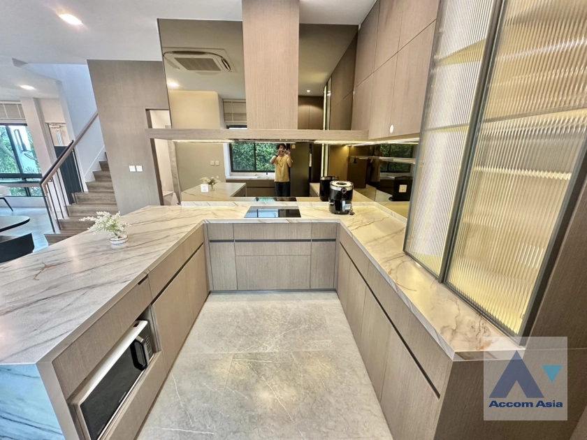 unit 4 Bedrooms  House For Rent in Samutprakan, Samutprakan  (AA43966)