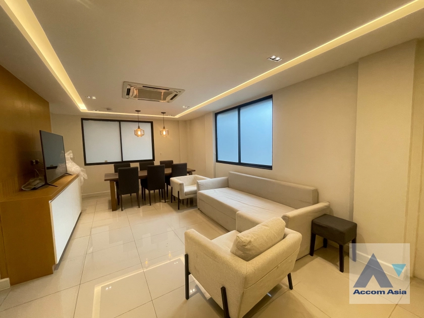 unit3-Storey Townhouse in family compound near BTS Thong Lo (AA43968)