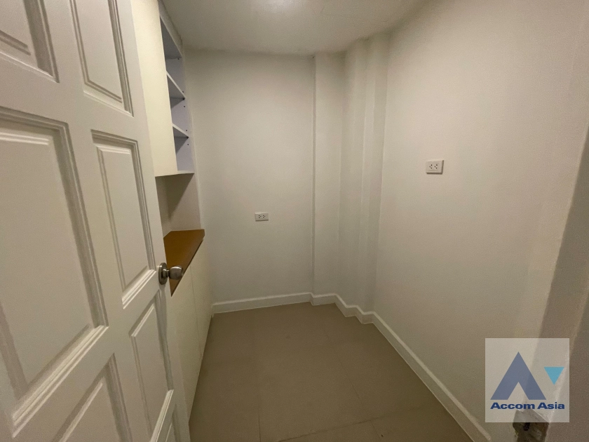 17  3 br Townhouse for rent and sale in Sukhumvit ,Bangkok BTS Thong Lo at  TownHouse in Compound with Pool AA43968