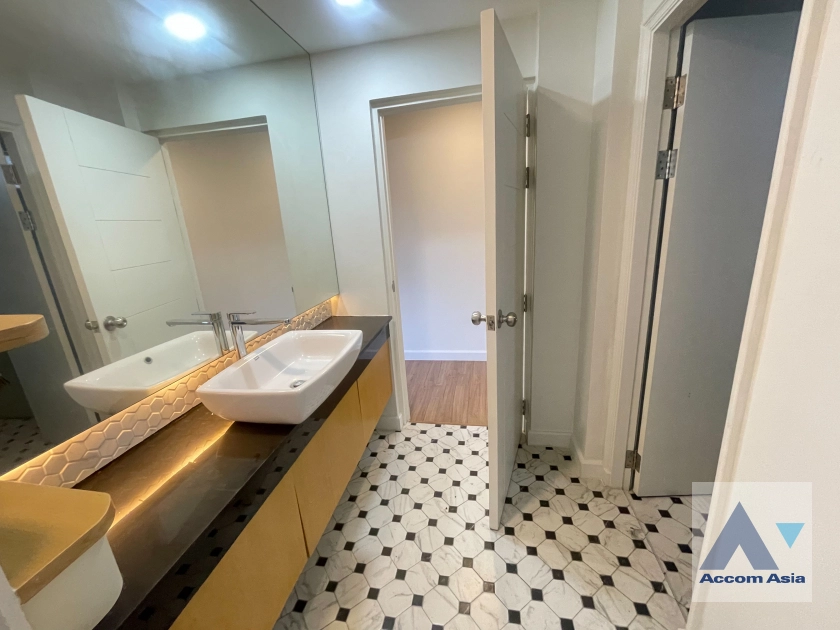 19  3 br Townhouse for rent and sale in Sukhumvit ,Bangkok BTS Thong Lo at  TownHouse in Compound with Pool AA43968