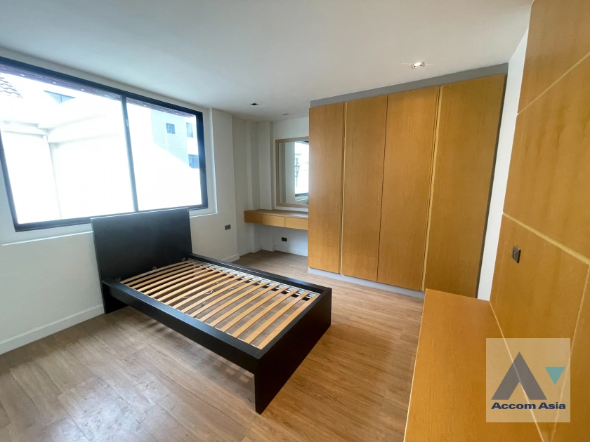 15  3 br Townhouse for rent and sale in Sukhumvit ,Bangkok BTS Thong Lo at  TownHouse in Compound with Pool AA43968