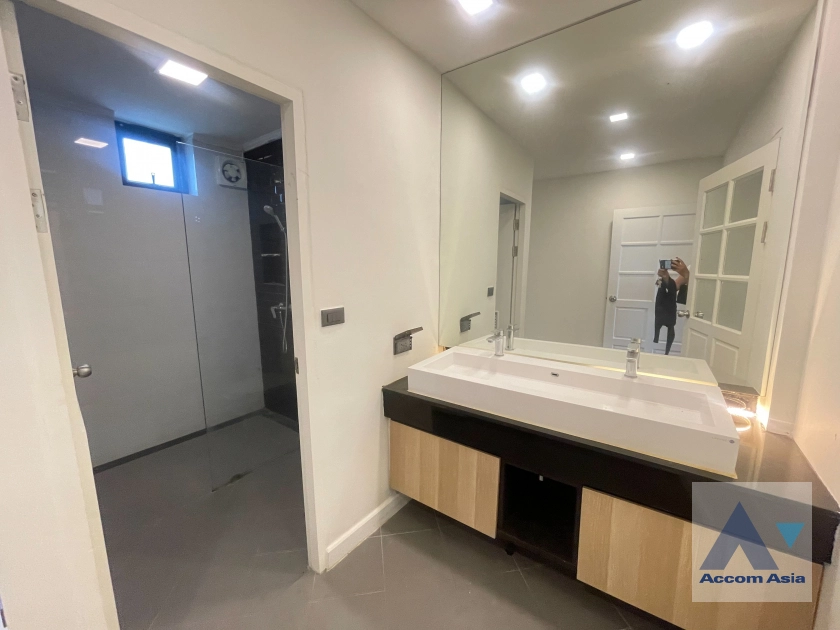 18  3 br Townhouse for rent and sale in Sukhumvit ,Bangkok BTS Thong Lo at  TownHouse in Compound with Pool AA43968