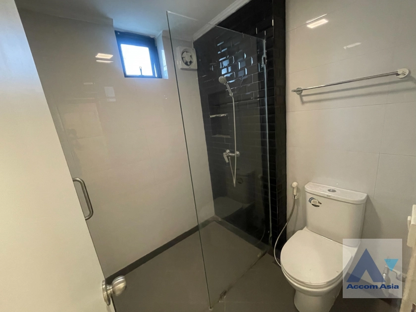 21  3 br Townhouse for rent and sale in Sukhumvit ,Bangkok BTS Thong Lo at  TownHouse in Compound with Pool AA43968