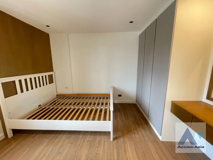 12  3 br Townhouse for rent and sale in Sukhumvit ,Bangkok BTS Thong Lo at  TownHouse in Compound with Pool AA43968