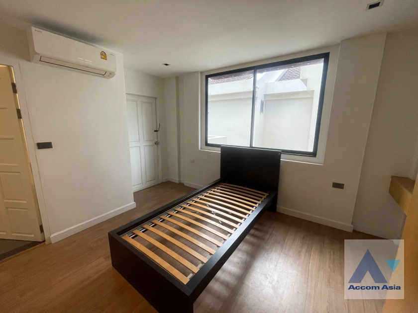 16  3 br Townhouse for rent and sale in Sukhumvit ,Bangkok BTS Thong Lo at  TownHouse in Compound with Pool AA43968