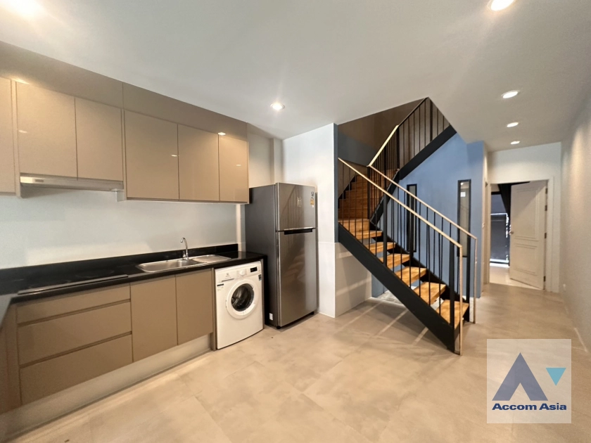 unitPet friendly |  3 Bedrooms  Townhouse For Rent in Sukhumvit, Bangkok  near BTS Ekkamai (AA43972)