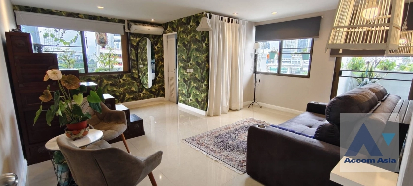 unit 3 Bedrooms  Condominium For Sale in Sukhumvit, Bangkok  near BTS Nana (AA43974)