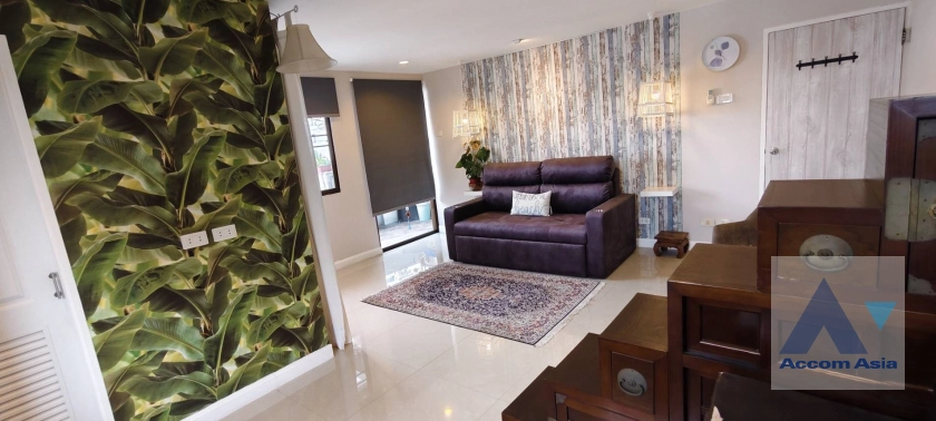 unit 3 Bedrooms  Condominium For Sale in Sukhumvit, Bangkok  near BTS Nana (AA43974)