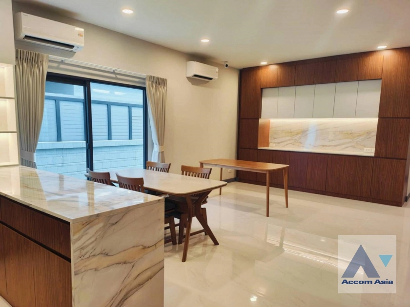 unit 4 Bedrooms  House For Rent in Samutprakan, Samutprakan  near BTS Bang Na (AA43998)