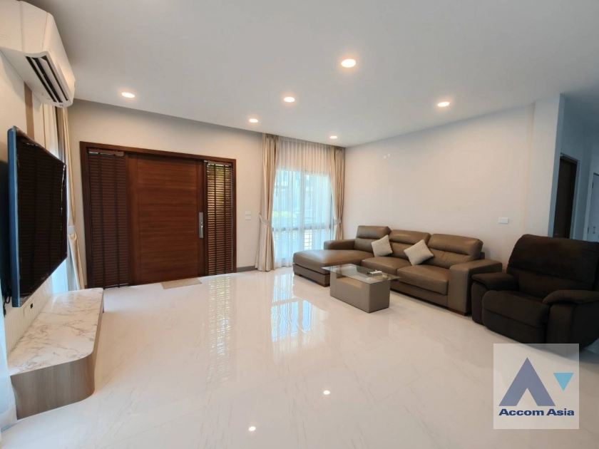 unit 5 Bedrooms  House For Rent in Samutprakan, Samutprakan  near BTS Bang Na (AA43999)