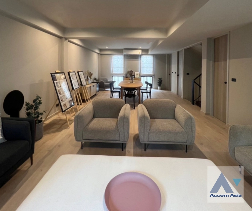  1  4 br House for rent and sale in Sukhumvit ,Bangkok BTS Phra khanong AA44002