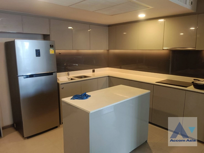 unit 2 Bedrooms  Condominium For Rent in Ploenchit, Bangkok  near BTS Ratchadamri - MRT Silom (AA44003)