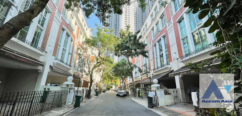 unit 4 Bedrooms  House For Sale in Sukhumvit, Bangkok  near BTS Thong Lo (AA44014)