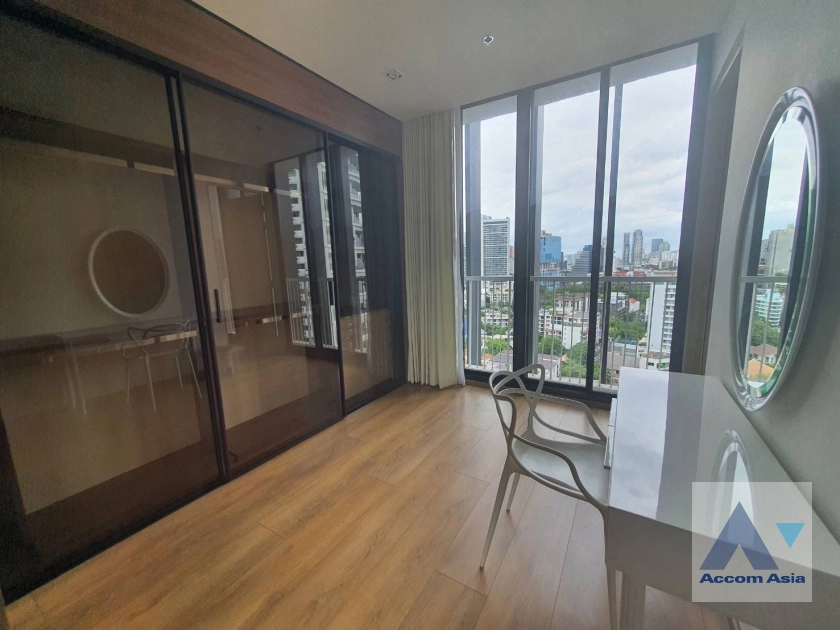 unitCity-view condominium with parquet flooring at Park Origin Phrom Phong (AA44021)