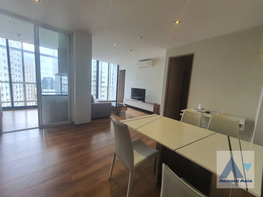 unitCity-view condominium with parquet flooring at Park Origin Phrom Phong (AA44021)