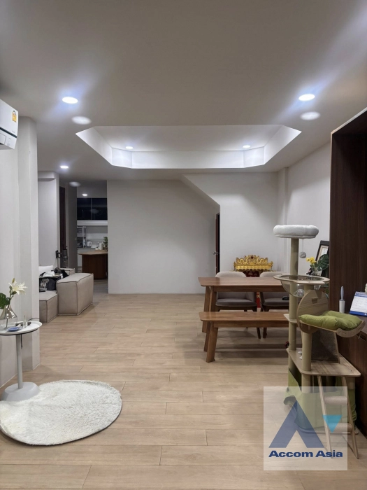 unitPet friendly |  3 Bedrooms  Townhouse For Rent in Ratchadaphisek, Bangkok  near MRT Huai Khwang (AA44024)