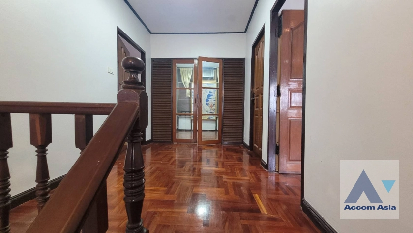7  4 br House For Rent in Charoen Nakhon ,Bangkok BTS Krung Thon Buri AA44025