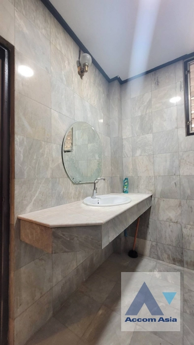 16  4 br House For Rent in Charoen Nakhon ,Bangkok BTS Krung Thon Buri AA44025