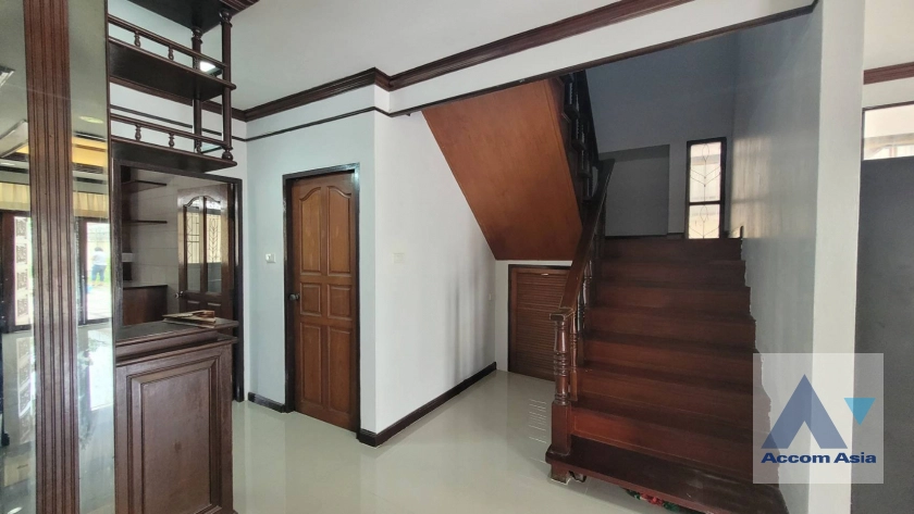 unitSpacious house with classic wood interior and built-ins (AA44025)