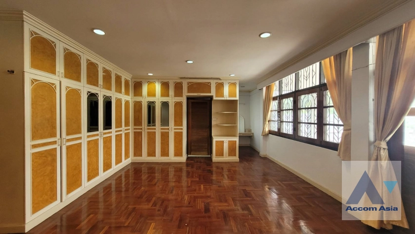 10  4 br House For Rent in Charoen Nakhon ,Bangkok BTS Krung Thon Buri AA44025