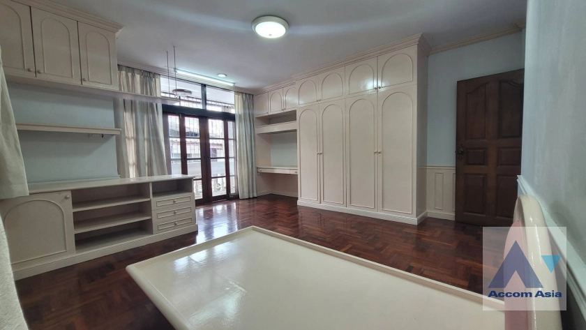 22  4 br House For Rent in Charoen Nakhon ,Bangkok BTS Krung Thon Buri AA44025