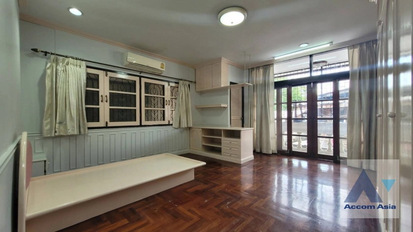 17  4 br House For Rent in Charoen Nakhon ,Bangkok BTS Krung Thon Buri AA44025