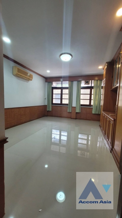 26  4 br House For Rent in Charoen Nakhon ,Bangkok BTS Krung Thon Buri AA44025