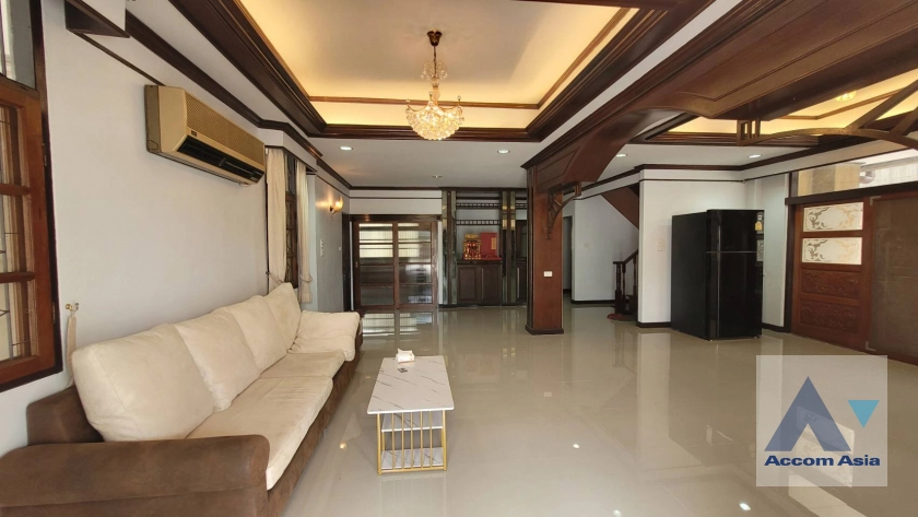 unitSpacious house with classic wood interior and built-ins (AA44025)