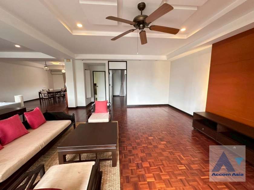 unit 4 Bedrooms  Apartment For Rent in Sathorn, Bangkok  near BTS Chong Nonsi - MRT Lumphini (AA44039)